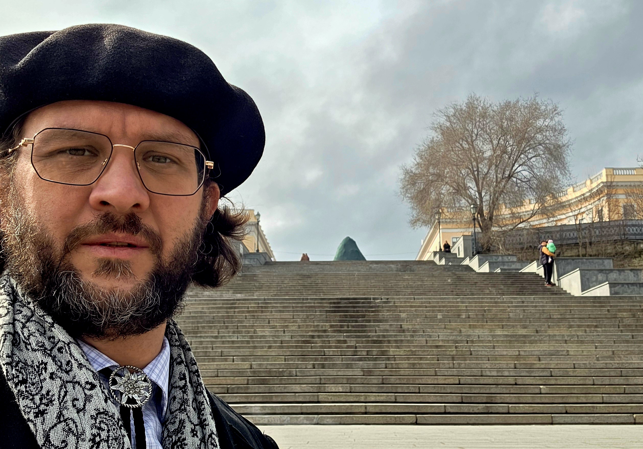 Über der Potemkinschen Treppe in Odessa hängt nach einem Luftangriff der Russischen Föderation auf ein Treibstofflager Rauch.